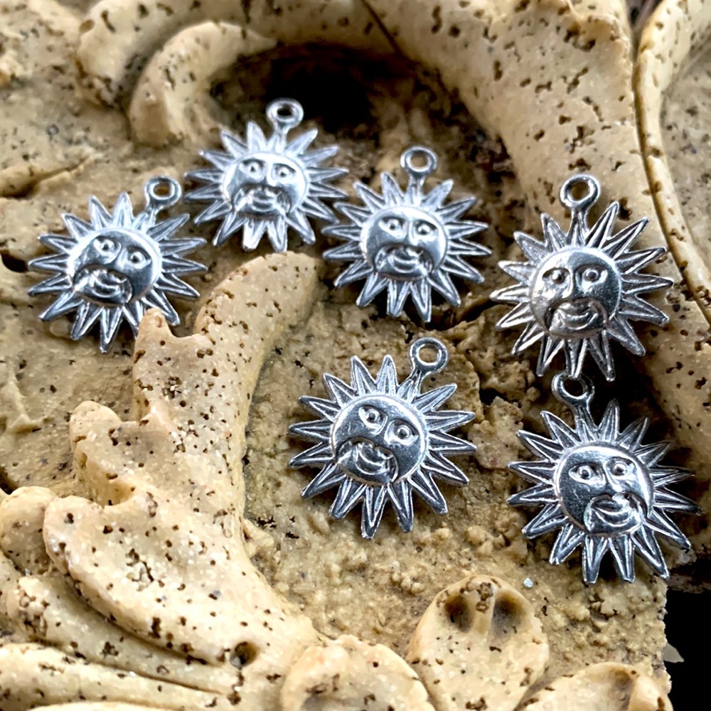 🌺Pewter silvertone Sun charms with loop. Set of 6 pieces